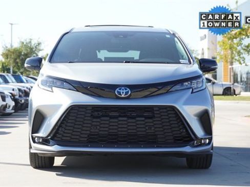 Used 2025 Toyota Sienna XSE w/ XSE Premium Package image 2