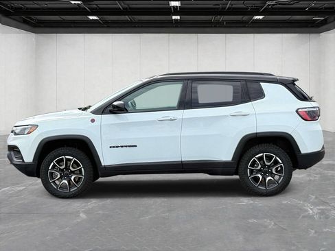 Used 2025 Jeep Compass Trailhawk AWD/4WD image 8