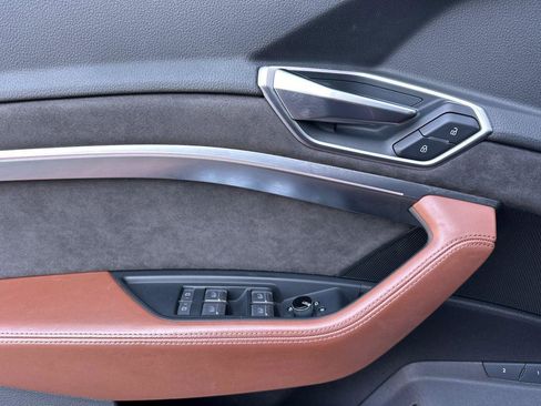 Used 2019 Audi e-tron Prestige w/ Prestige Package image 10