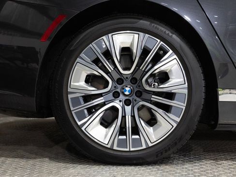 Used 2025 BMW i7 xDrive60 image 22