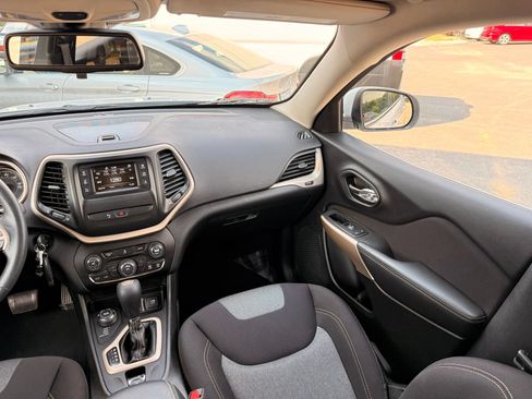 Used 2018 Jeep Cherokee Latitude w/ Safety Group AWD/4WD image 24