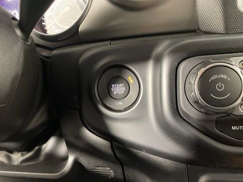 Used 2022 Jeep Gladiator Sport image 25