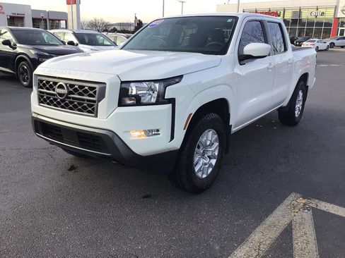 Used 2022 Nissan Frontier SV image 2