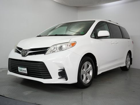 Used 2018 Toyota Sienna LE image 3