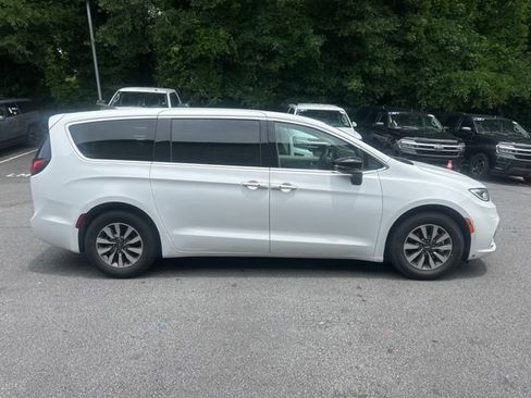 Used 2024 Chrysler Pacifica Limited FWD image 2