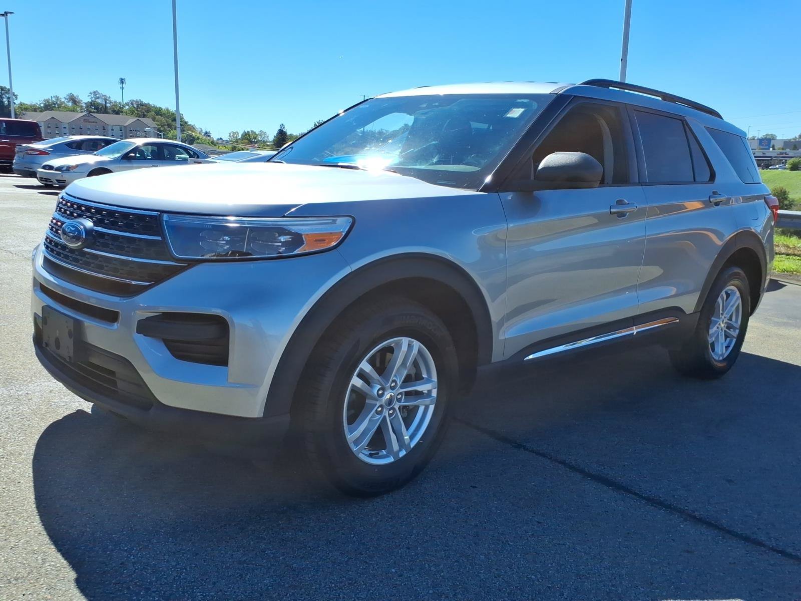 Used 2023 Ford Explorer XLT AWD/4WD image 3