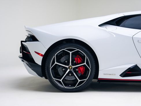 Used 2020 Lamborghini Huracan EVO image 21