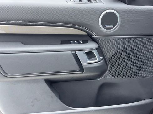 Used 2023 Land Rover Discovery Metropolitan Edition image 41