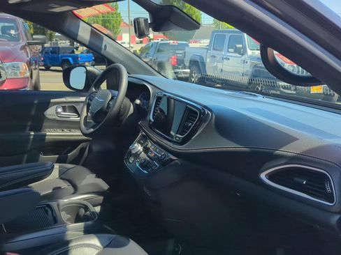 Used 2023 Chrysler Pacifica Touring-L w/ S Appearance Package FWD image 10