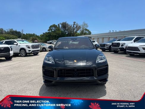 Used 2023 Porsche Cayenne Platinum Edition AWD/4WD image 3