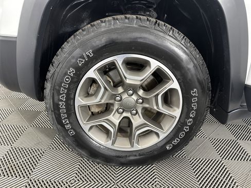 Used 2022 Jeep Cherokee Trailhawk image 13