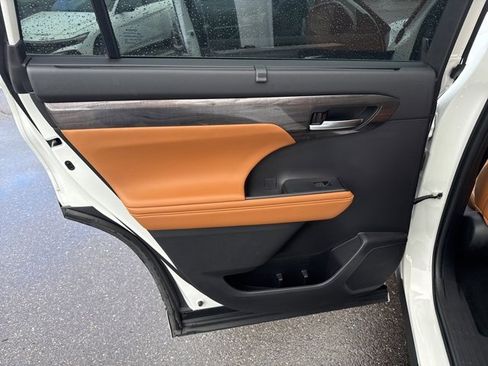 Used 2023 Toyota Highlander Platinum image 11