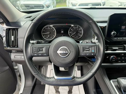 Used 2025 Nissan Pathfinder SV FWD image 5