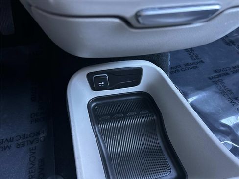 Used 2024 Chrysler Pacifica Touring-L image 33