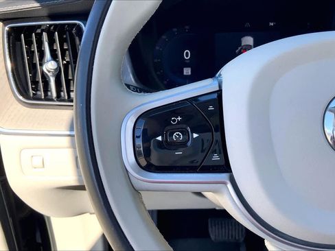 Used 2022 Volvo XC60 B5 Inscription w/ Advanced Package image 22