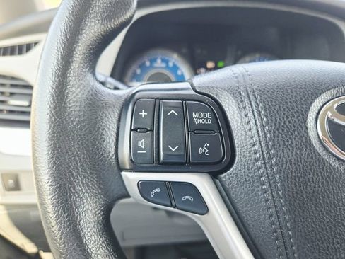 Used 2019 Toyota Sienna LE w/ LE Preferred Package image 21