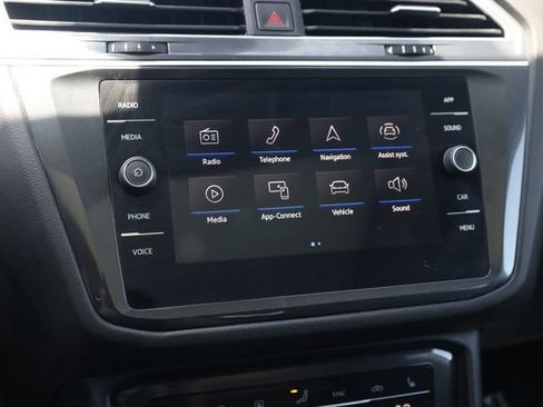 Used 2023 Volkswagen Tiguan SE w/ Panoramic Sunroof Package FWD image 21