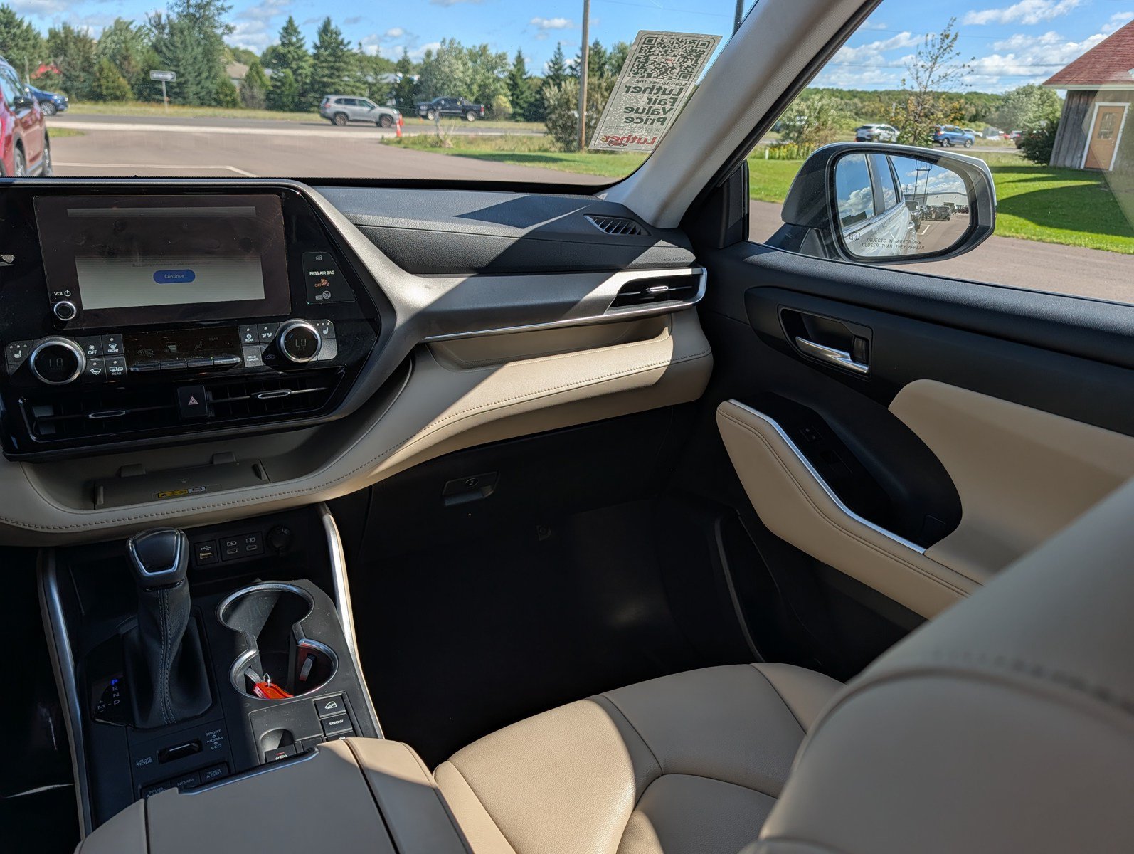 Used 2023 Toyota Highlander XLE AWD/4WD image 11