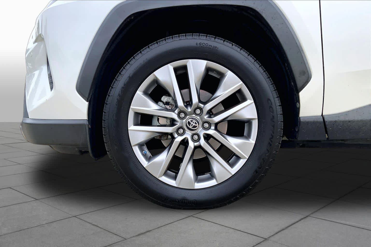Used 2019 Toyota RAV4 Limited w/ Advanced Technology Package FWD image 10