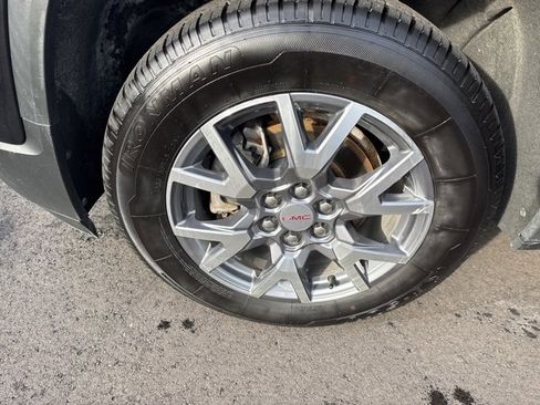 Used 2023 GMC Acadia SLT image 28