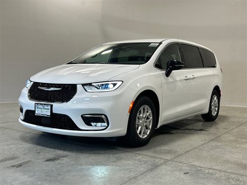 New 2026 Chrysler Pacifica Select image 2