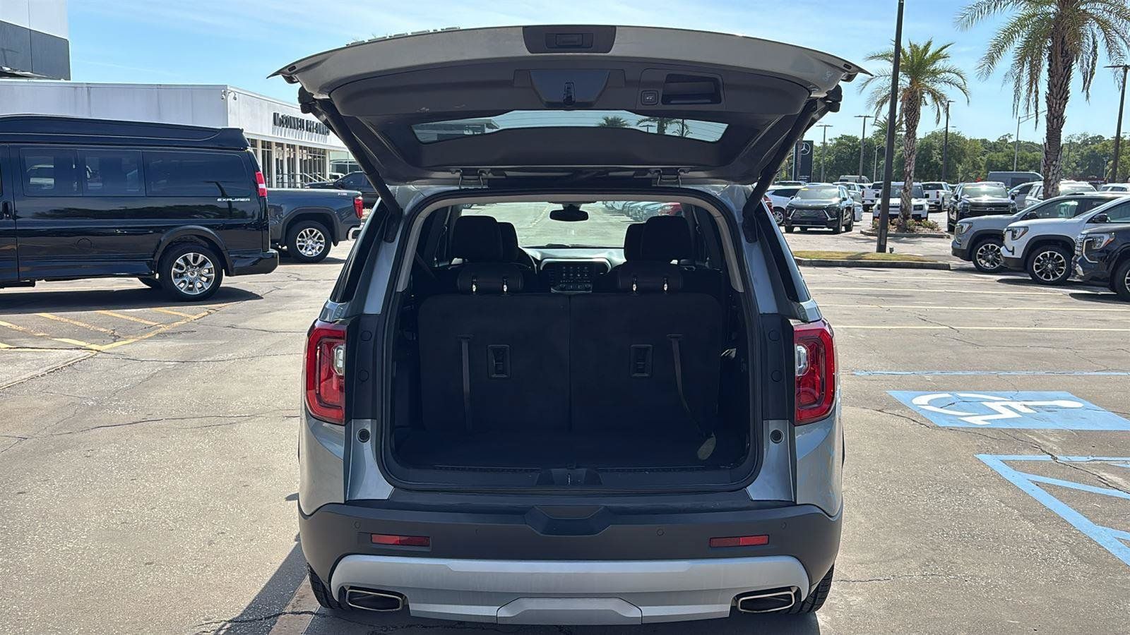 Certified 2023 GMC Acadia SLE w/ Driver Convenience Package FWD image 18