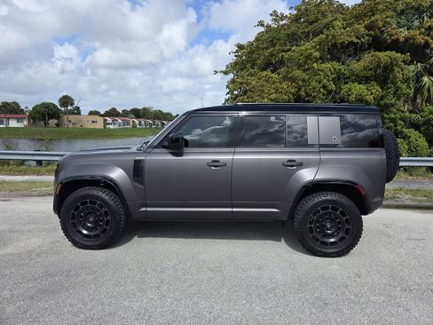 Used 2025 Land Rover Defender 110 AWD/4WD image 7