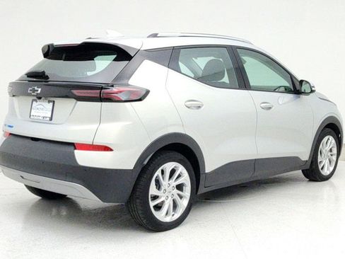 Used 2023 Chevrolet Bolt EUV LT w/ Comfort Package image 5