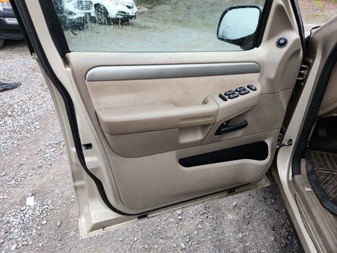 Used 2004 Ford Explorer XLT image 16