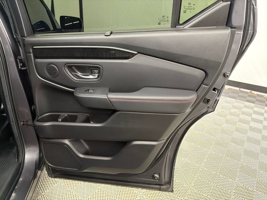 Used 2025 Honda Pilot Black Edition image 18