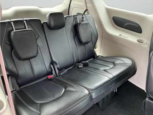 Used 2023 Chrysler Pacifica Touring-L FWD image 16