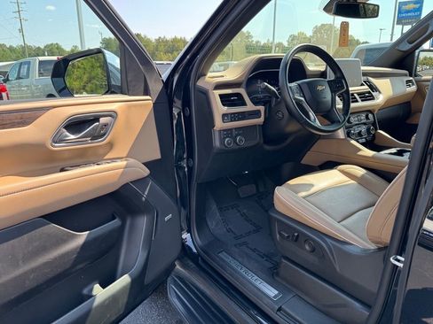 Used 2024 Chevrolet Suburban Premier image 16