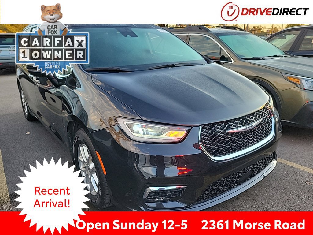 Used 2023 Chrysler Pacifica Touring-L FWD image 1