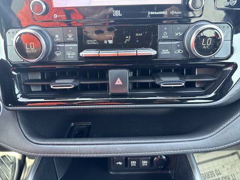 Used 2021 Toyota Highlander XSE FWD image 17