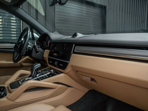 Certified 2022 Porsche Cayenne Platinum Edition image 33
