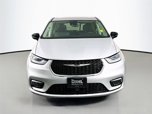 Used 2024 Chrysler Pacifica Touring-L image 3