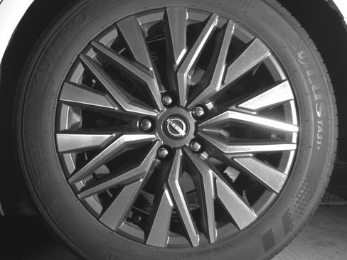 Used 2025 Nissan Altima 2.5 SV FWD image 14