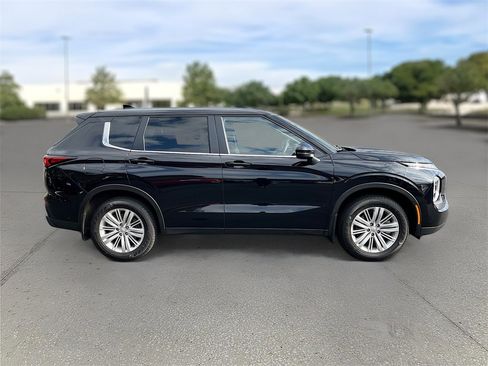 Used 2024 Mitsubishi Outlander ES image 7