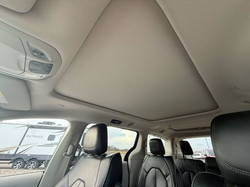 Used 2017 Chrysler Pacifica Limited image 27