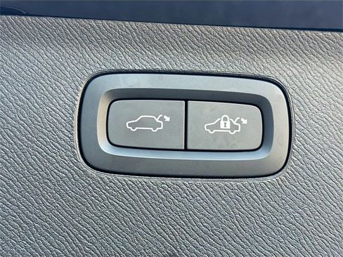 Used 2024 Volvo XC90 B5 Core image 13