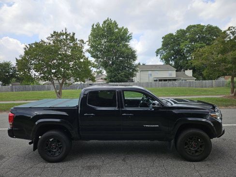 Used 2017 Toyota Tacoma TRD Sport AWD/4WD image 7