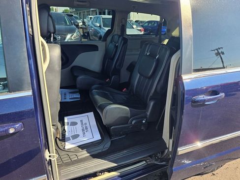 Used 2014 Chrysler Town & Country Touring FWD image 11