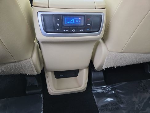 Used 2018 Toyota Highlander XLE image 18