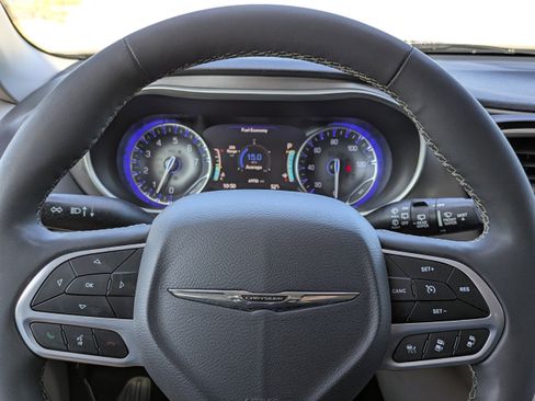 Used 2023 Chrysler Pacifica Touring-L image 33