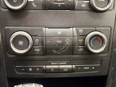 Used 2018 Ford Explorer XLT image 10