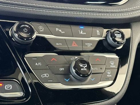 New 2026 Chrysler Pacifica Limited image 19