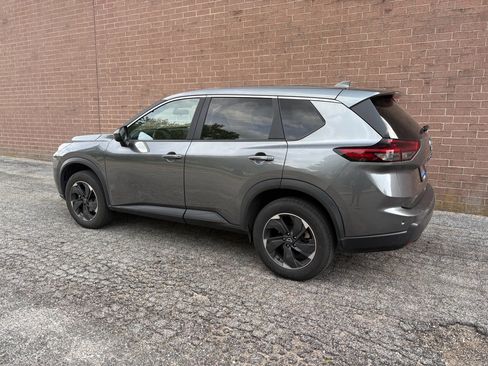 Used 2024 Nissan Rogue SV AWD/4WD image 3