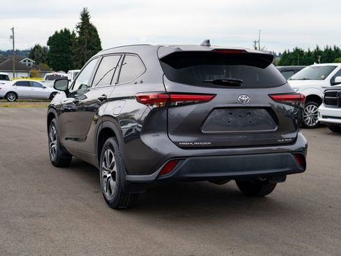 Used 2022 Toyota Highlander XLE AWD/4WD image 11