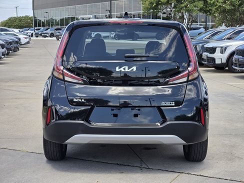 Used 2025 Kia Soul LX w/ LX Technology Package FWD image 13