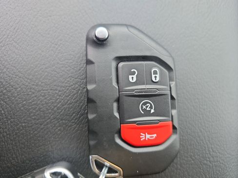 Used 2025 Jeep Gladiator Rubicon AWD/4WD image 31